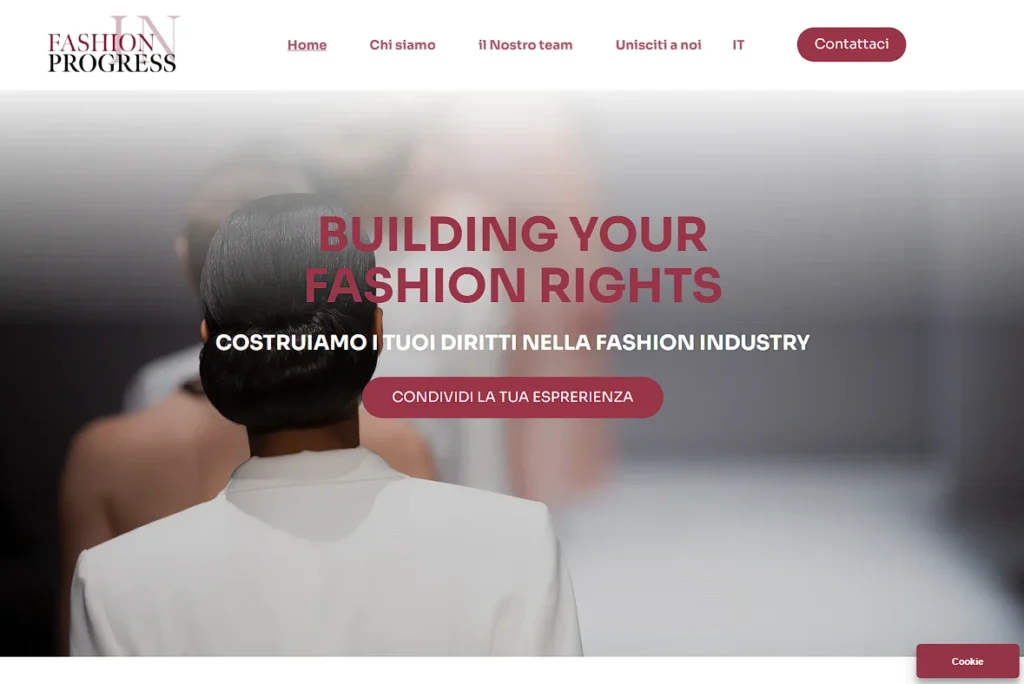 Sfondo con ragazze che sfilano su passerella, sito Fashioninprogress.org, scritta hero nel centro della pagina e call to action